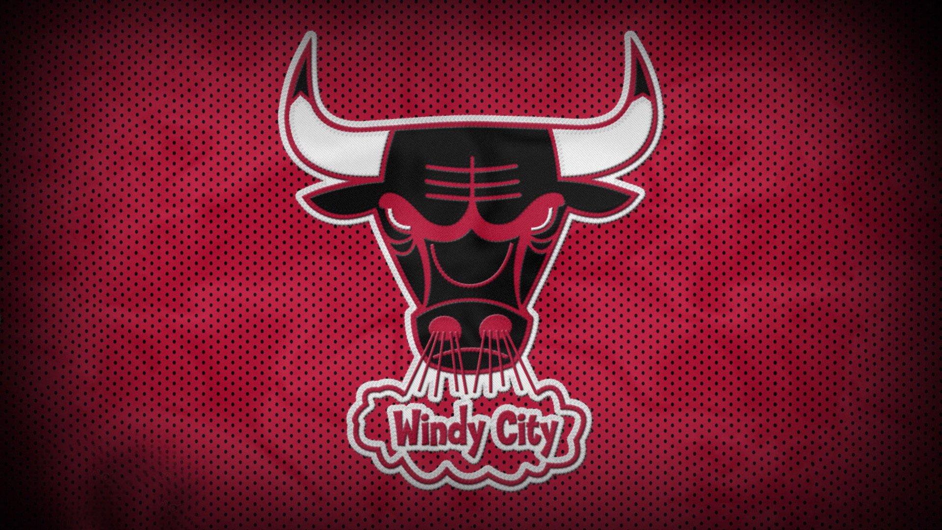 暖心一幕！18岁新星轰处子球后，脱衣为维尼修斯御寒，绿茵场闪耀人性光辉